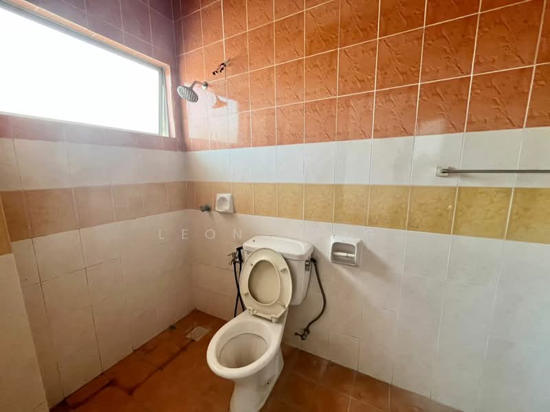 Rumah Berkembar untuk Dijual di Taman Waterfall (Rawang) - Leon Wong - Bathroom - PropertyGuru.com.my