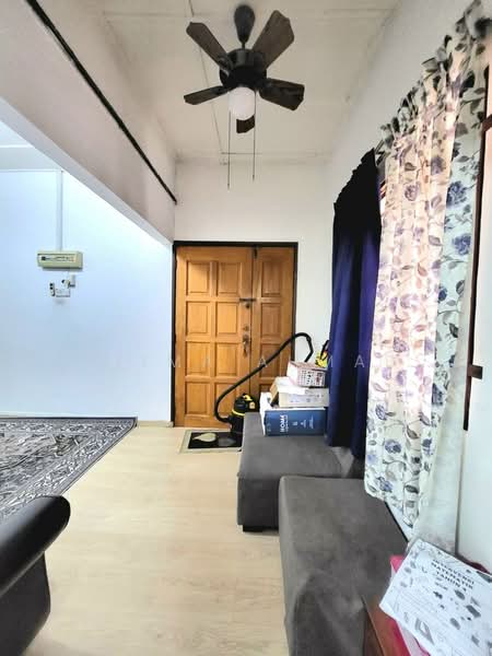 1-storey Terraced House for Sale in Sungai Buloh (Selangor) - Syima Ahmad - Entrance - PropertyGuru.com.my