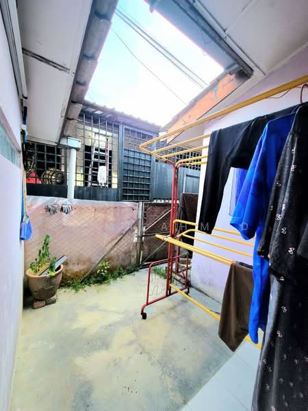 1-storey Terraced House for Sale in Sungai Buloh (Selangor) - Syima Ahmad - Tanah Belakang/Dapur Extend - PropertyGuru.com.my