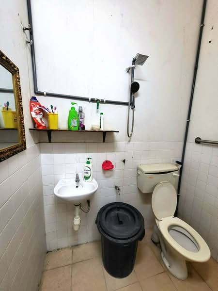 1-storey Terraced House for Sale in Sungai Buloh (Selangor) - Syima Ahmad - Bathroom - PropertyGuru.com.my