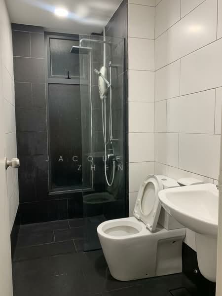 Servis Apartment untuk Dijual di Univ 360 Place - Jacqueline Zheng - Attached Bathroom - PropertyGuru.com.my