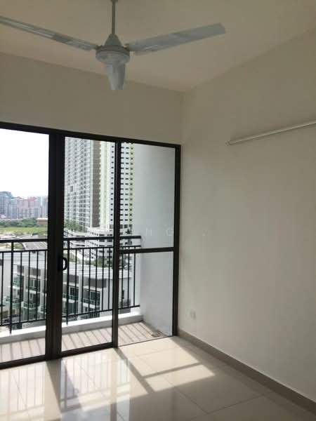 Kondominium untuk Disewa di Skycube - Hong . - Balcony - PropertyGuru.com.my