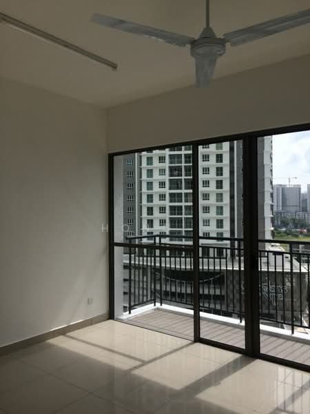 Kondominium untuk Disewa di Skycube - Hong . - Balcony - PropertyGuru.com.my