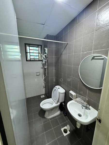 Servis Apartment untuk Disewa di SuriaMas Suites - KK Low - Bathroom - PropertyGuru.com.my