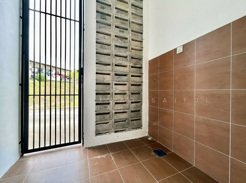 Rumah Teres 2-Tingkat untuk Dijual di Kampung Selangor Dredging (Dengkil) - Mohd Aizat Saiful Bahri - Entrance - PropertyGuru.com.my