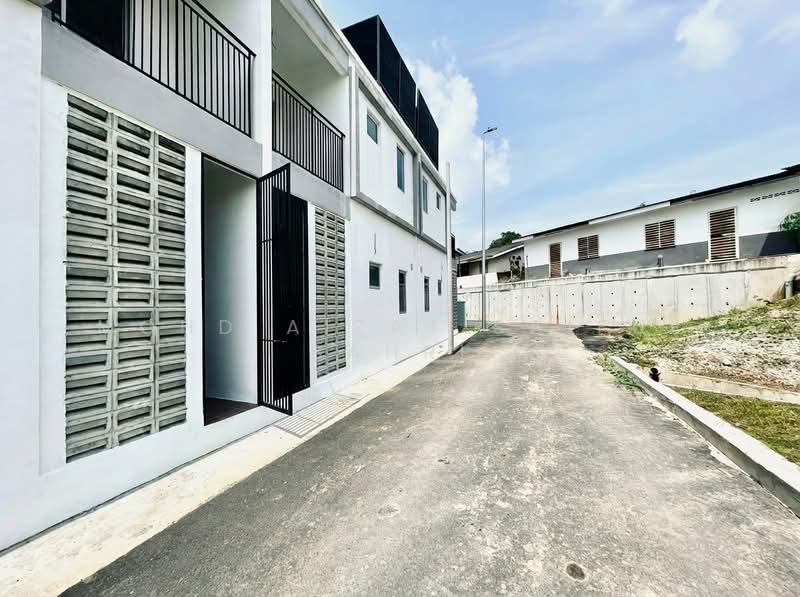 Rumah Teres 2-Tingkat untuk Dijual di Kampung Selangor Dredging (Dengkil) - Mohd Aizat Saiful Bahri - Exterior - PropertyGuru.com.my