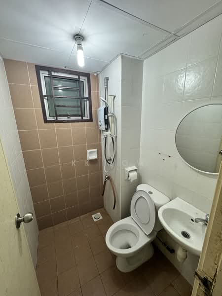 Servis Apartment untuk Disewa di SuriaMas Suites - KK Low - Bathroom - PropertyGuru.com.my