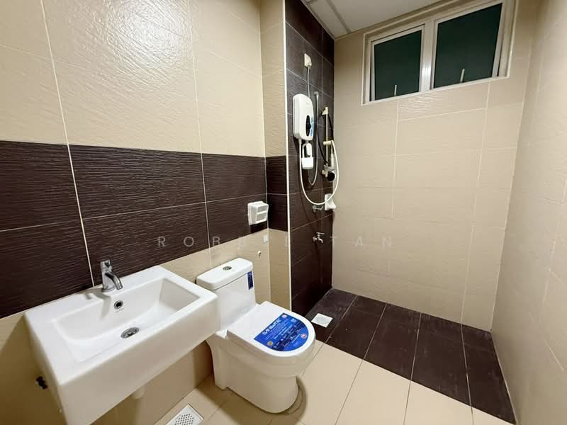 Pangsapuri untuk Dijual di Perling Heights Apartments - Robbie Tan - Bathroom - PropertyGuru.com.my