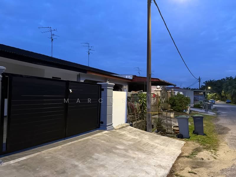 Rumah Teres 1 Tingkat untuk Dijual di Taman Teratai (Kulai) - Marcus Tey - Exterior - PropertyGuru.com.my