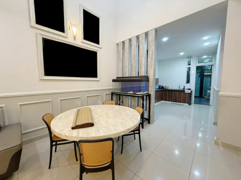 Rumah Teres 2 Tingkat untuk Dijual di Taman Mount Austin (Tebrau) - Min Kong - Dining Room - PropertyGuru.com.my