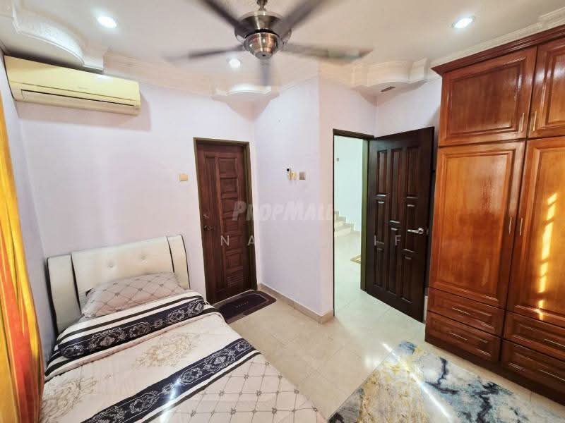 Rumah Berkembar untuk Dijual di Seksyen 13 (Shah Alam) - Reena Sarif - Bedroom - PropertyGuru.com.my