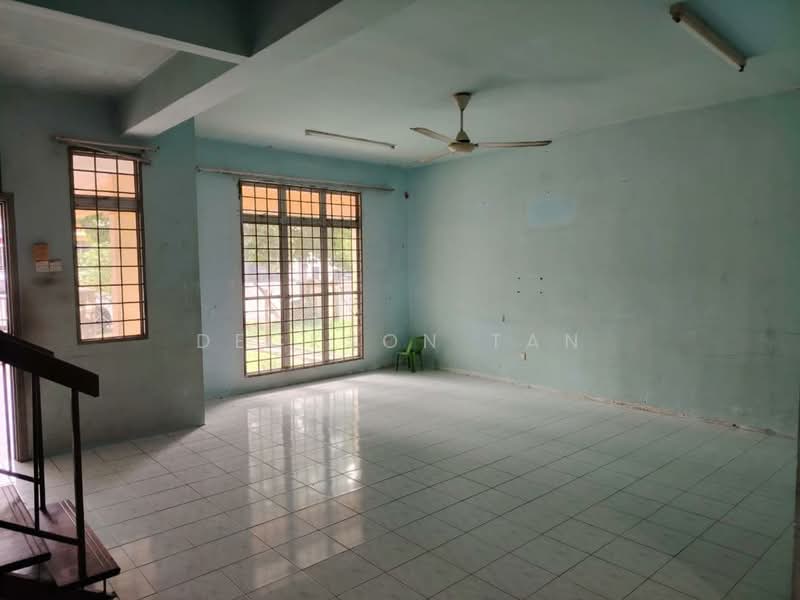 Rumah Teres 2 Tingkat untuk Dijual di Bandar Putra Permai (Seri Kembangan) - Deckson Tan - Living Room - PropertyGuru.com.my