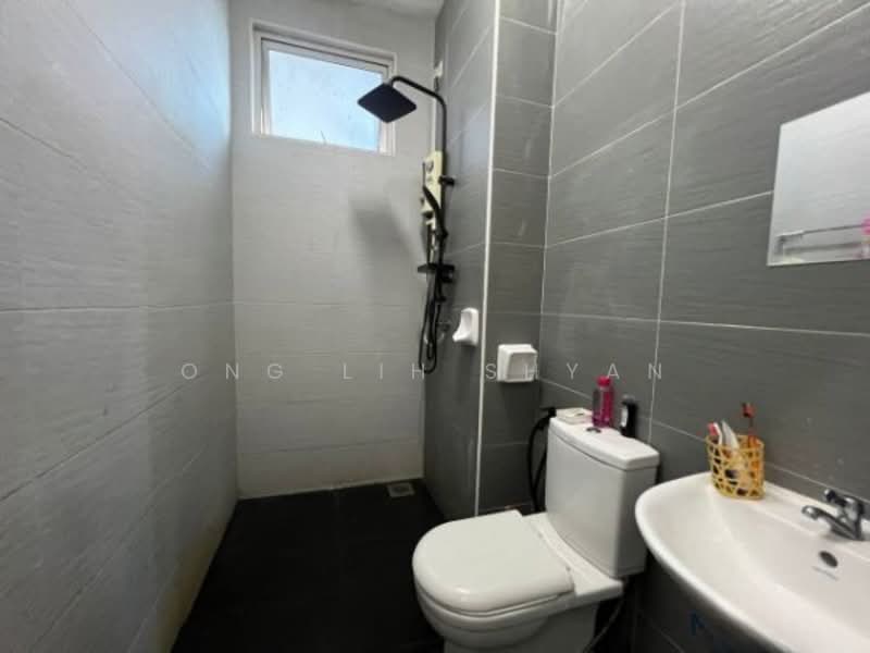 Service Residence for Sale at THE SENAI GARDEN (PANGSAPURI IMPIAN SENAI) - Ong Lih Shyan - Bathroom - PropertyGuru.com.my