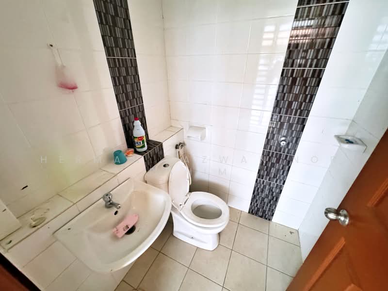 Rumah Berkembar untuk Dijual di Bangi (Selangor) - Herman Sazwan Nor Rahim - Bathroom - PropertyGuru.com.my