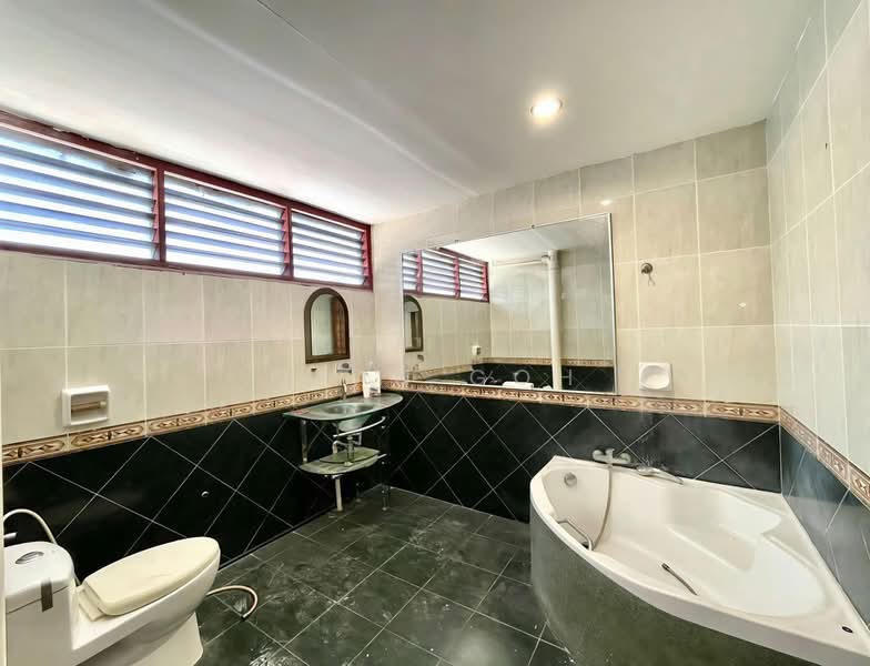 Rumah Berkembar untuk Dijual di Batu Uban (Gelugor) - Qyan Goh - Bathroom - PropertyGuru.com.my