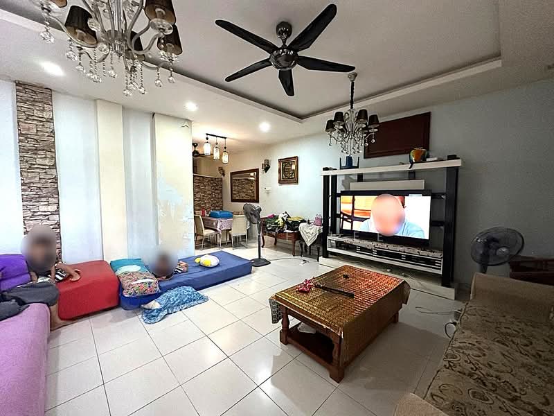 Rumah Teres 2 Tingkat untuk Dijual di Taman Mount Austin (Tebrau) - Daphne Lee - Living Room - PropertyGuru.com.my