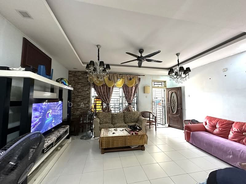 Rumah Teres 2 Tingkat untuk Dijual di Taman Mount Austin (Tebrau) - Daphne Lee - Living Room - PropertyGuru.com.my