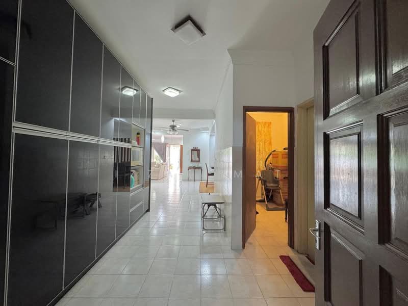 Rumah Berkembar untuk Dijual di Bandar Seri Putra (Bangi) - Izzati Mat - Entrance - PropertyGuru.com.my