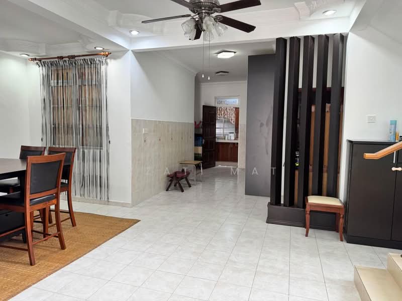 Rumah Berkembar untuk Dijual di Bandar Seri Putra (Bangi) - Izzati Mat - Living Room - PropertyGuru.com.my