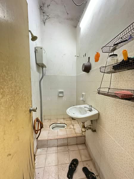 1-storey Terraced House for Sale in Taman Velox (Rawang) - Elwin Mah - Bathroom - PropertyGuru.com.my