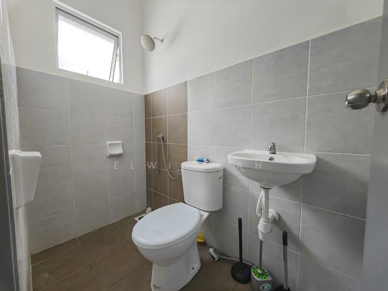Rumah Teres 2 Tingkat untuk Dijual di Taman Sari Alamanda (Serendah) - Elwin Mah - Bathroom - PropertyGuru.com.my
