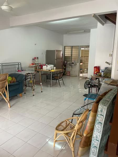 Rumah Teres untuk Dijual di Taman Pinggiran Putra (Seri Kembangan) - Joey Wong - Living Room - PropertyGuru.com.my