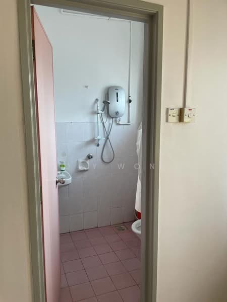 Rumah Teres untuk Dijual di Taman Pinggiran Putra (Seri Kembangan) - Joey Wong - Bathroom - PropertyGuru.com.my