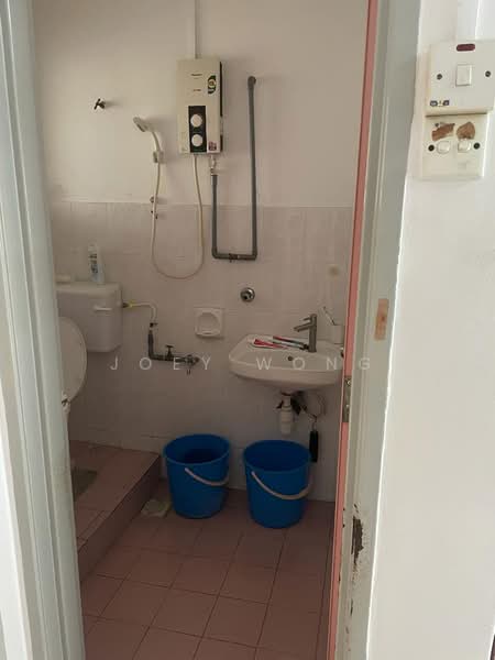 Rumah Teres untuk Dijual di Taman Pinggiran Putra (Seri Kembangan) - Joey Wong - Bathroom - PropertyGuru.com.my