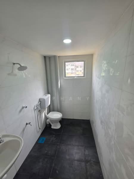 Flat for Sale at Flat Bandar Selesa Jaya @ Jalan Silat Gayong - Stephany . - Bathroom - PropertyGuru.com.my