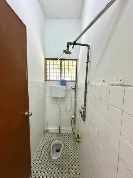 2-storey Terraced House for Rent in Taman Johor Jaya (Johor Bahru) - Nick Low - Bathroom - PropertyGuru.com.my