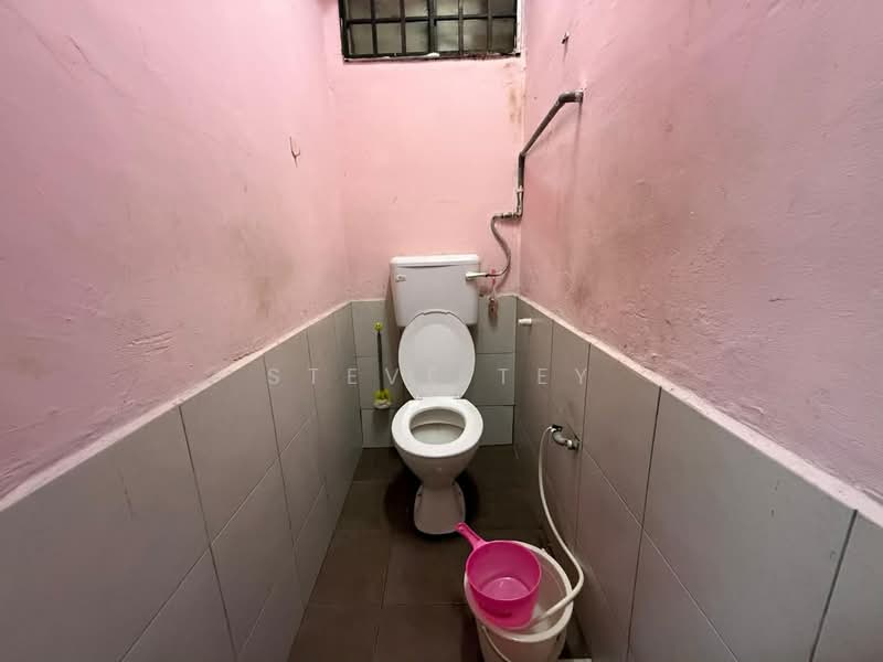 Rumah Flat untuk Dijual di Taman Scientex - Steve Tey - Bathroom - PropertyGuru.com.my