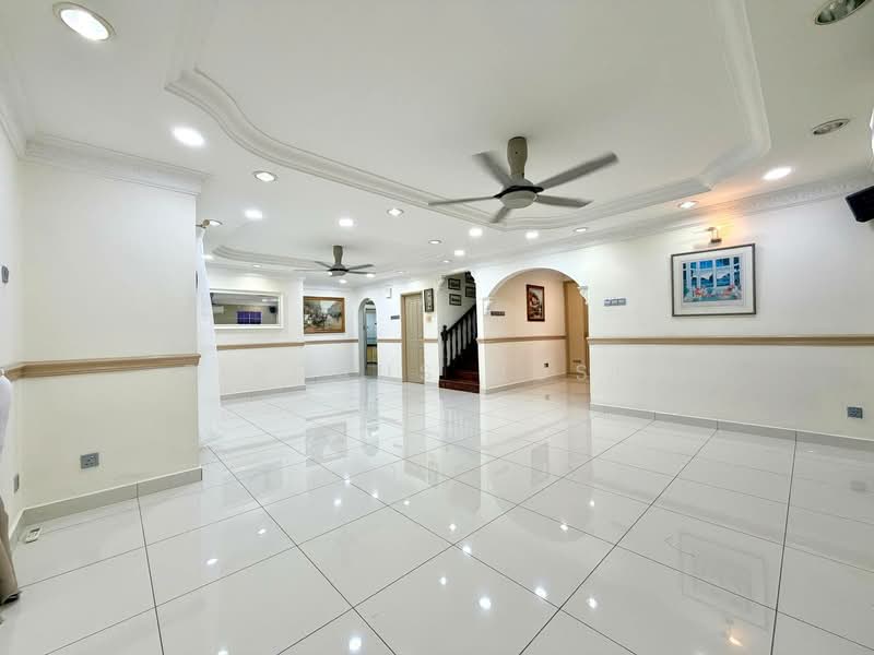 Rumah Berkembar untuk Dijual di Seksyen 9 (Shah Alam) - Firdaus Husin - Living Room - PropertyGuru.com.my