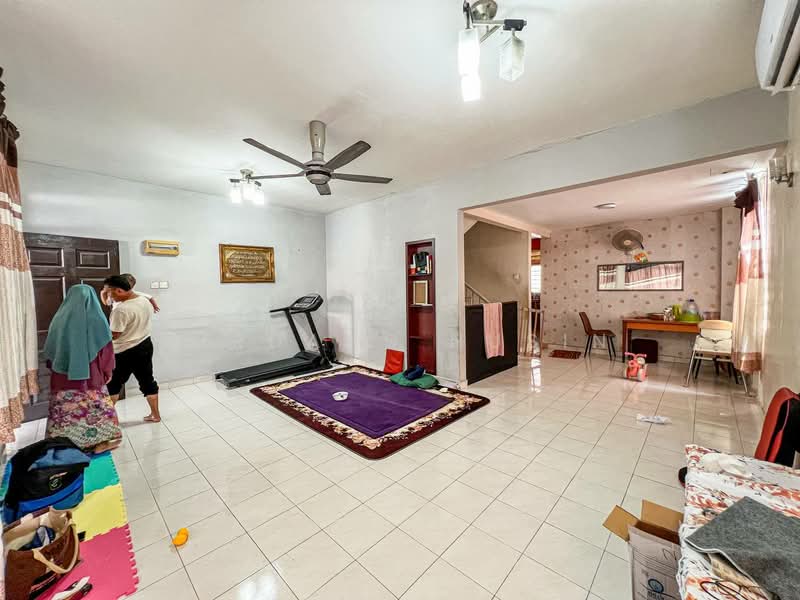 Rumah Teres 2 Tingkat untuk Dijual di Bandar Baru Salak Tinggi (Sepang) - Firdaus Husin - Living Room - PropertyGuru.com.my