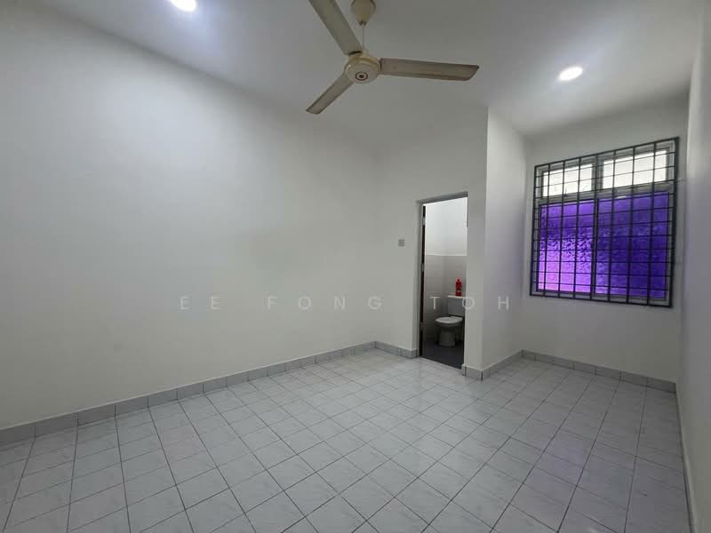 1-storey Terraced House for Sale in Taman Megah Ria (Masai) - Ee Fong Toh - Bathroom - PropertyGuru.com.my