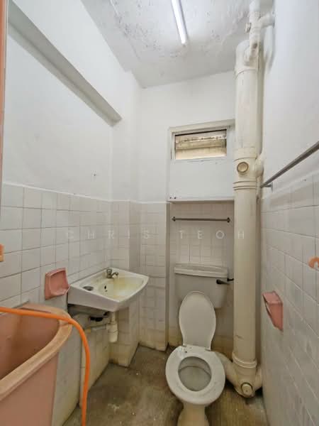 Pangsapuri untuk Dijual di Taman Harbour View (Wisma KGN) - Chris Teoh - Bathroom - PropertyGuru.com.my