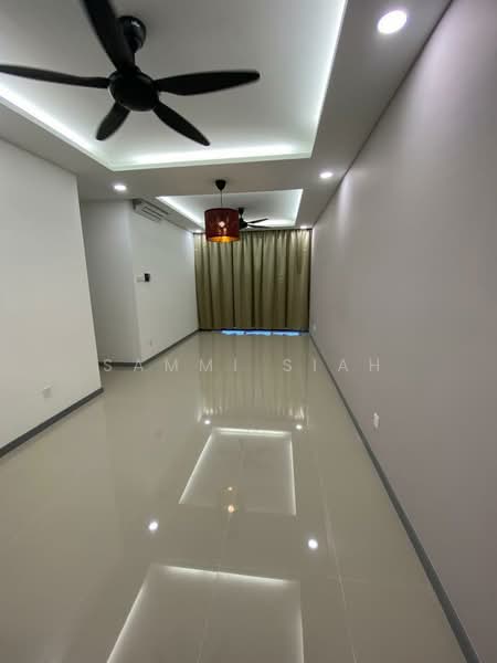 Kondominium untuk Dijual di United Point (Residensi Berpadu) - Sammi Siah - Living Room - PropertyGuru.com.my