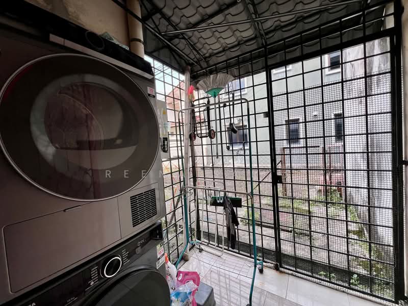 Rumah Teres 2 Tingkat untuk Dijual di Subang Bestari (Shah Alam) - Reena Sarif - Balcony - PropertyGuru.com.my