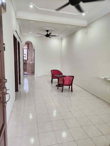 Rumah Teres untuk Dijual di Taman Dato Demang (Seri Kembangan) - Mohd Nor Fahmi - Living Room - PropertyGuru.com.my