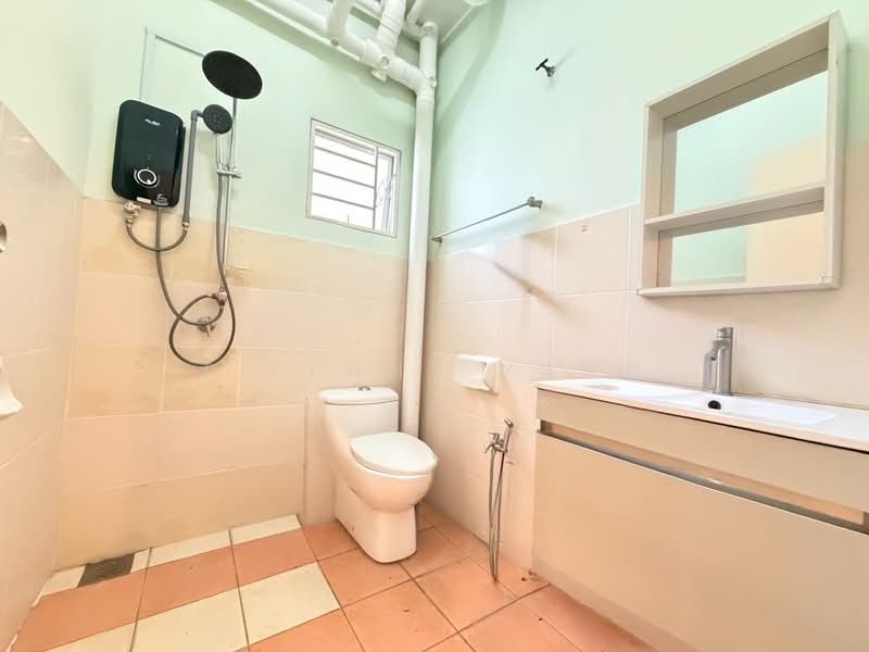 Townhouse for Sale in Bandar Country Homes (Rawang) - Tiffany Yang - Bathroom - PropertyGuru.com.my