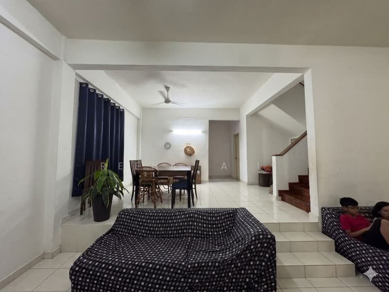 Rumah Teres 2 Tingkat untuk Dijual di Alam Budiman (Shah Alam) - Reena Sarif - Living Room - PropertyGuru.com.my