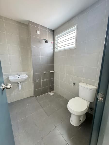 Rumah Teres 2 Tingkat untuk Disewa di Dengkil (Selangor) - Ahmad Faiz - Bathroom - PropertyGuru.com.my