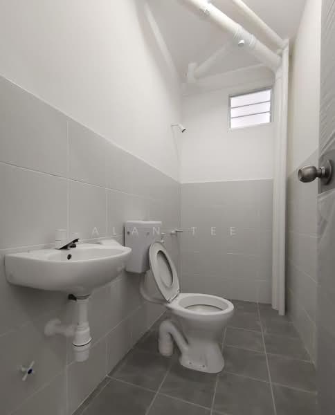 Pangsapuri untuk Dijual di Flora Damai - Alan Tee - Bathroom - PropertyGuru.com.my