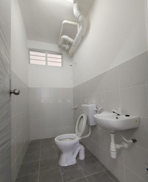 Pangsapuri untuk Dijual di Flora Damai - Alan Tee - Bathroom - PropertyGuru.com.my