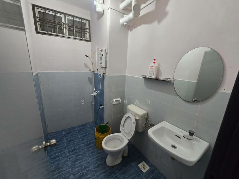 Apartment for Rent at Indah Court Apartment - SJ CHAN - Bathroom - PropertyGuru.com.my