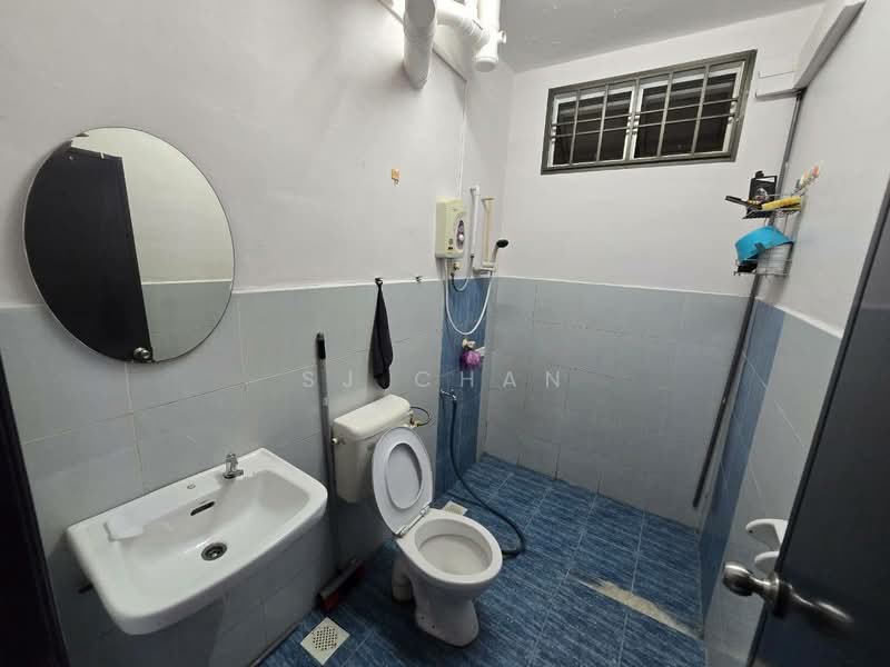 Apartment for Rent at Indah Court Apartment - SJ CHAN - Bathroom - PropertyGuru.com.my