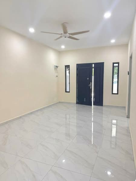 Rumah Teres 1 Tingkat untuk Dijual di Taman Dato Penggawa Barat (Tampoi) - Karl Lim - Living Room - PropertyGuru.com.my