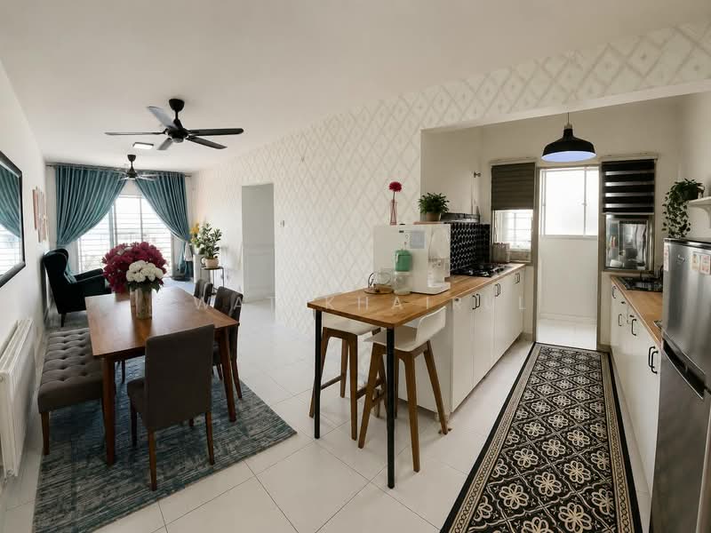Pangsapuri untuk Dijual di Gapura Bayu - Ewat Khairul - Living Room - PropertyGuru.com.my