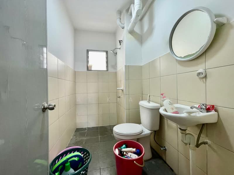 Pangsapuri untuk Dijual di Gapura Bayu - Ewat Khairul - Bathroom - PropertyGuru.com.my