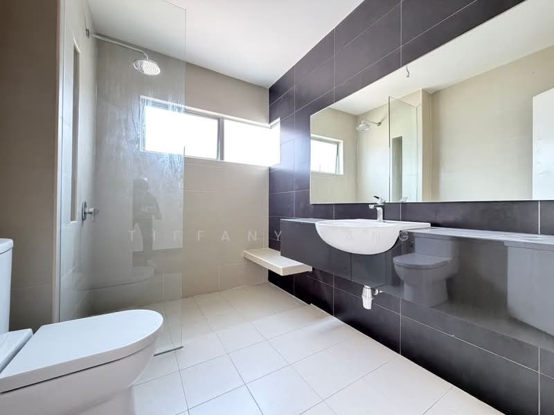 Semi-Detached House for Sale in Kota Emerald (Rawang) - Tiffany Yang - Master Bathroom - PropertyGuru.com.my