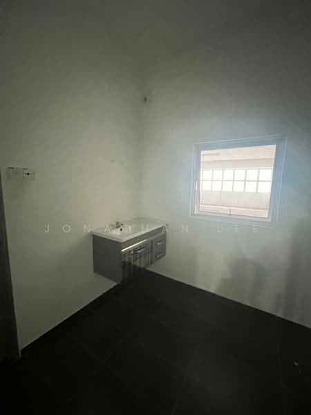 Kilang untuk Dijual di BANDAR PUCHONG JAYA (Puchong) - Jonathan Lee - Bathroom - PropertyGuru.com.my
